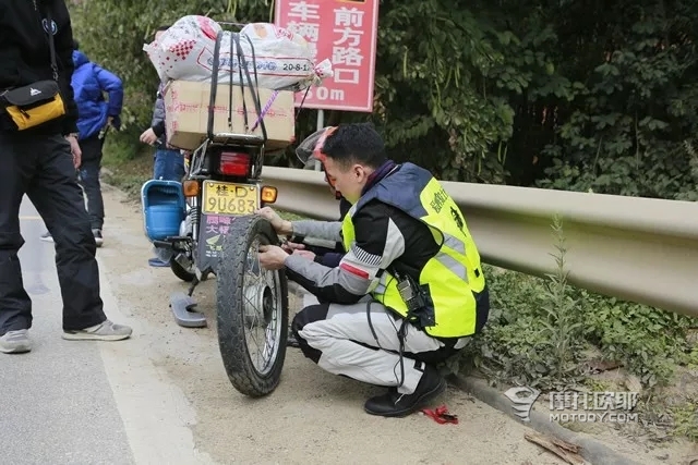 返乡路上的生死救援，这才值得点赞的骑士精神！ (7)