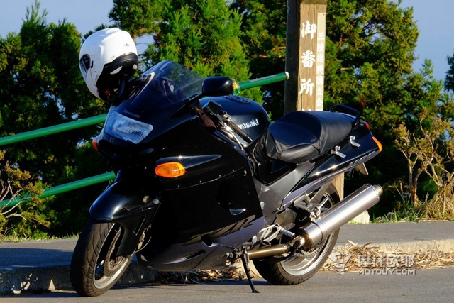 她是能合法上路的最大排量跑车——川崎六眼魔神 ZX-14R 3