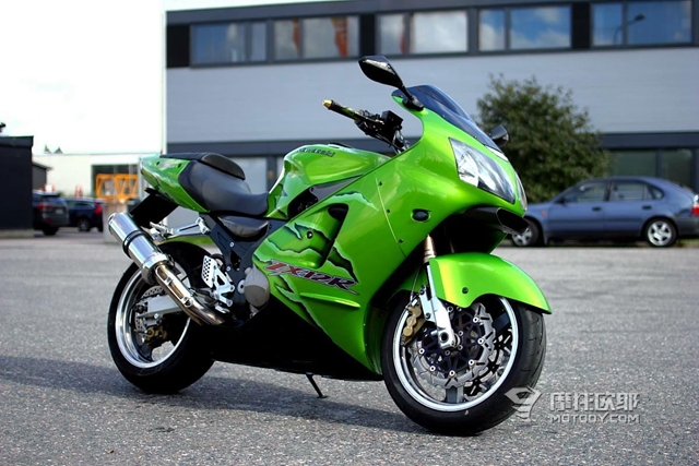 她是能合法上路的最大排量跑车——川崎六眼魔神 ZX-14R 4