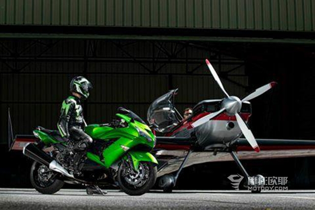 她是能合法上路的最大排量跑车——川崎六眼魔神 ZX-14R 17