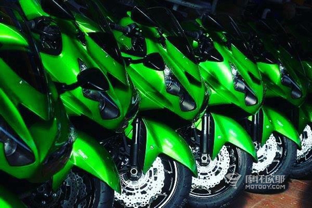 她是能合法上路的最大排量跑车——川崎六眼魔神 ZX-14R 19