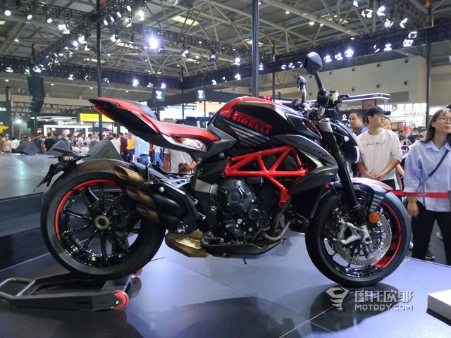 铃木GSX250R和贝纳利BN302S选哪个？省油省心的小踏板都有谁？3万以内的国产复古有什么选择？ (24)